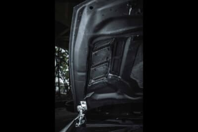 日産 フェアレディZ:ボンネットの裏側を見るとリアルに機能するダクトが確認できる。カバー取り外し時