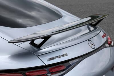 メルセデスAMG GT63S：標準装備されたリアウイングとAMGエンブレムが並び立つテールゲート周辺の造形