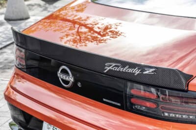 日産 フェアレディZ:ルーフラインから跳ね上がるリアゲートスポイラー。Fairlady Zのエンブレムがリアビューにアクセントを加える