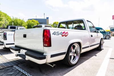 シボレー C1500 454SS：トレースし直した454SSデカールと、マフラーが輝くリアビュー