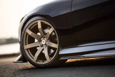 日産 フェアレディZ：ブロンズカラーの7本スポークVERZのホイールがシャープなエアロフォルムと調和し、足もとに軽快な表情を添える