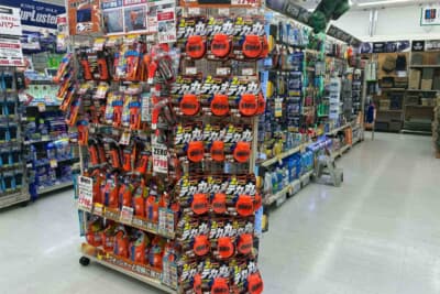 オートバックス店舗:店内に入ると入り口から近い目立つ場所に専用のコーナーが設けられガラスケアの商品がたくさん売られいた
