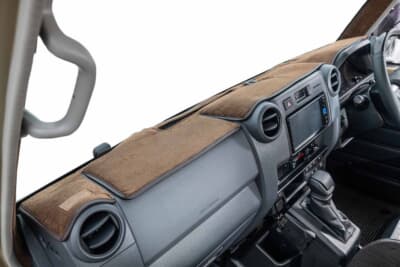 トヨタ「ランドクルーザー70」:コーデュロイ生地でカバーしたダッシュボード。無骨な純正のインパネに温かみのある表情を添える