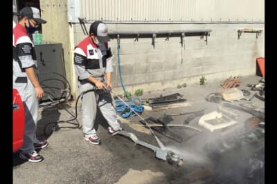 ニッサン・フェアレディZ：水没してしまったため、内部は泥が入っていたり、錆びていたり。水洗いからスタート