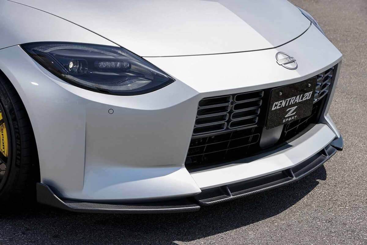 日産 フェアレディＺ：3分割式フロントカーボンスプリッターがフロントを引き締める