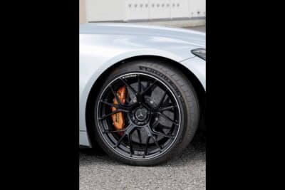 メルセデスAMG GT63 S Eパフォーマンス：オプション鍛造21インチホイールとオレンジのAMGカーボンセラミックブレーキが際立つ