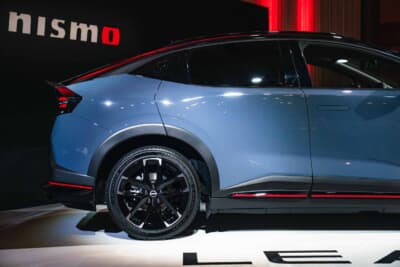 日産 リーフNISMO：後方かつ上方へ延長されたダックテール形状のバックドアスポイラーを備える