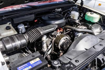 シボレー C1500 454SS：エンジンオイルフィルのバルブカバーが目を引く7.4LV8エンジン