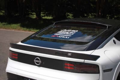 日産 フェアレディZ：カーボン製ルーフスポイラーとトランクスポイラーで武装したリアビュー、GTゲートウイングが空力性能を高める