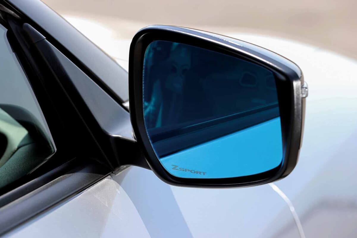 日産 フェアレディＺ：防眩効果のあるブルーレンズを採用したZ SPORTワイドクリアビュードアミラー