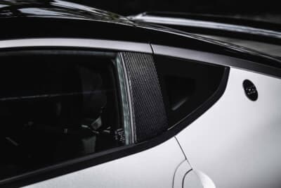 日産 フェアレディZ:サイドウインドウに装着された黒いカーボン調メッシュパネルが上品に輝いている