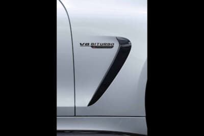 メルセデスAMG GT63 S Eパフォーマンス：V8 BITURBO E PERFORMANCEのエンブレムとブラックの光沢あるサイドブレードが個性を演出