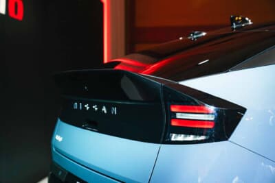 日産 リーフNISMO：リアエッジをベース車から約40mm延長したダックテールスポイラーとテールランプ