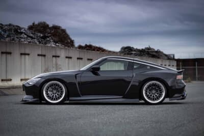 日産 フェアレディZ：クルーズのスピードフォルムにフォージドVRF01を組み合わせ、足長感と力強さを両立させたサイドスタイル