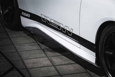日産 フェアレディZ:カーボン製のサイドスポイラーガーニッシュ。UVカットクリア塗装仕上げだ