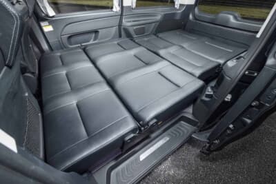 メルセデス・ベンツ Vクラス マルコポーロ:ブラックレザーのシートをフルフラットにすればベッド長2400mmの広大なベッド空間が出現