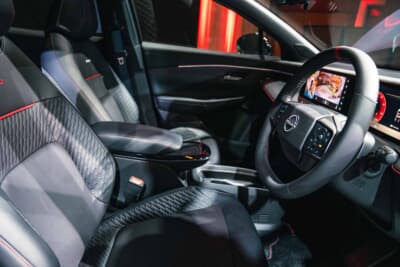 日産 リーフNISMO：レッドセンターマーク付きステアリングとレッドアクセントで高揚感を誘う黒基調のコックピット