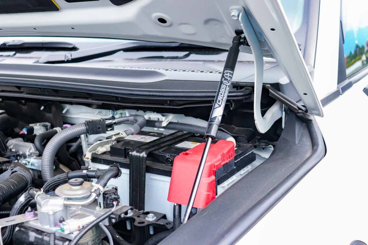トヨタ ランドクルーザー250：エンジンルームのメンテナンス性や使い勝手を向上させるために追加された実用的なボンネットダンパー