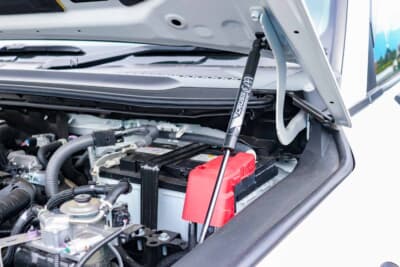 トヨタ ランドクルーザー250：エンジンルームのメンテナンス性や使い勝手を向上させるために追加された実用的なボンネットダンパー