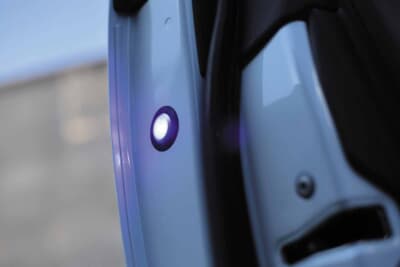 トヨタ アルファード:ドアの縁に組み込んだドアワーニングフラッシュLED。夜間の被視認性を高める安全アイテムだ