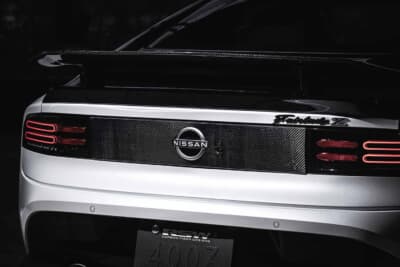 日産 フェアレディZ:カーボンリアガーニッシュ。リアビューの完成度を高める上で大きく貢献してくれる