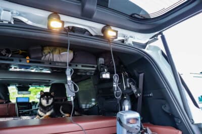 トヨタ ランドクルーザー250：バックドアへ自由に取り付けられポータブル電源から給電することでバッテリー上がりを防ぐIPF製マグネットライ