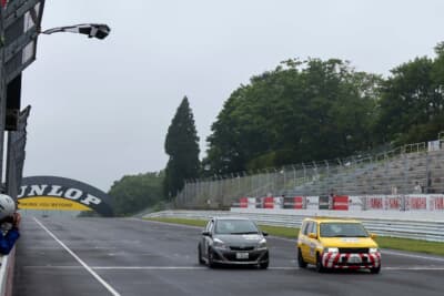 トヨタ・プロボックス：最終ラップチェッカー目前鼻の差で1位となった810号車SAKAE-MSプロボックス