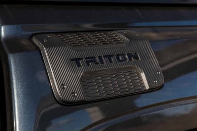 三菱 トライトン:TRITONロゴをあしらったカーボン調のカバー。デクロームの世界観を細部まで徹底した仕上げだ