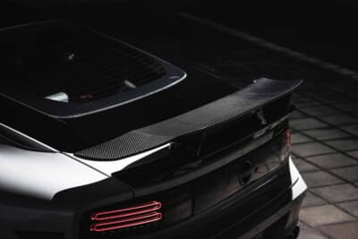 日産 フェアレディZ:カーボンリアウイングとネオン風の赤いテールライトが織成するリアビューの洗練