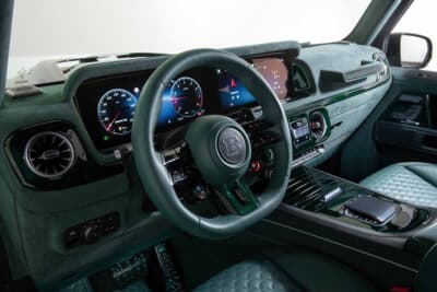 メルセデス・ベンツ Gクラス:グリーンレザーとカーボンパーツで統一されたBRABUS仕様のコックピット