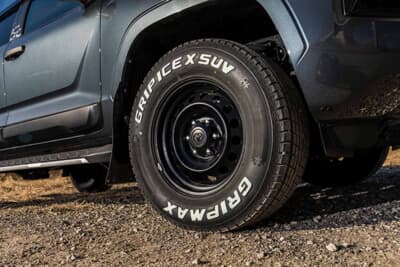 三菱 トライトン:ハイラックス用17インチスチールにGRIPMAX GRIPICE X SUVを組み合わせた冬仕様の足もと