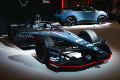 日産 リーフNISMO：同じNISMOステルスグレーをまとったフォーミュラEマシンと並ぶ