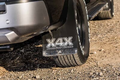 三菱 トライトン:足元を締めるX4X製のマッドフラップ。未舗装路や雪道での泥はねを抑える実用装備だ