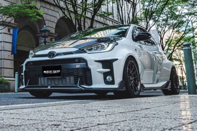 トヨタ GRヤリス：左右へ張り出すカーボンフロントリップと、大型ダクトを備えるカーボンボンネットの力強い前まわり
