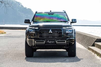 三菱 トライトン:MITSUBISHIのグリルとTRITONのボンネットロゴが押し出しを主張する精悍なフロントフェイス
