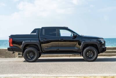 三菱 トライトン:オーバーフェンダーと黒ホイールで統一したGSR。ピレリ・スコーピオンが足まわりのワイルドさを高める
