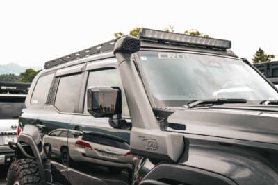 トヨタ ランドクルーザー250：運転席側にはシューケルを装着し、よりこだわりの仕様に変更した