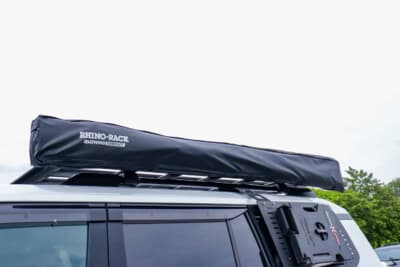 トヨタ ランドクルーザー250：リアまでカバーする270度展開タイプで雨天時でも荷物を濡らさずに出し入れできるライノラック製バットウィングオーニング