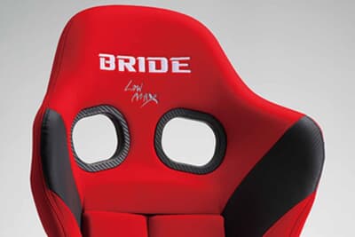 ブリッド:国内を代表するスポーツシートメーカー。その人気モデルをモチーフにしたグッズまで展開するとは、実にブリッドらしい粋な演出だ
