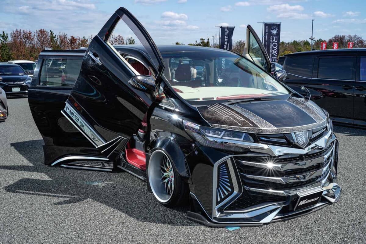 フェンダーが広すぎて開かない」。トヨタ「アルファード」のリアを横