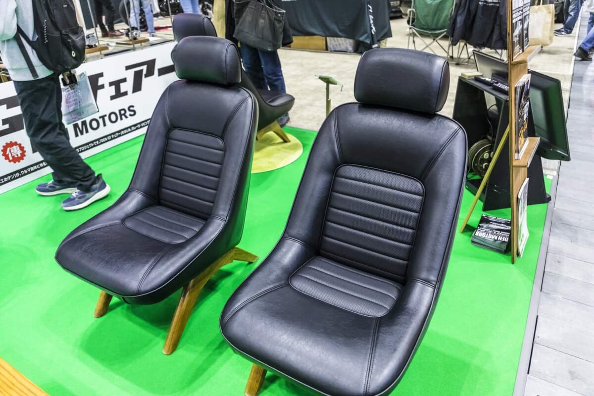中古シート流用ではない。オーク材で作る日産公認のハコスカ型チェア