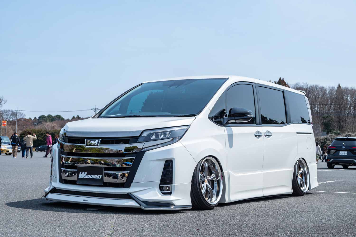あえて18インチへダウン。80系ノアの車高を限界まで下げるための