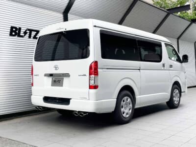 トヨタ ハイエース:商用車のイメージをスポーティなスタイルへと一変させる迫力の左右4本出し風デザイン