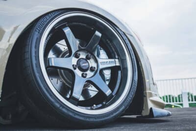 日産 V36スカイライン:V36クーペのオプションであるアケボノキャリパーと社外スリットローターを組み合わせて強化されたブレーキ周り
