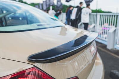 日産 V36スカイライン:V36セダン純正オプションのリアウイングを装着して後姿のバランスを整えつつUS仕様のテールランプに変更