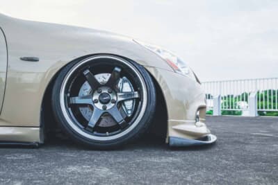 日産 V36スカイライン:速そうなクルマをカスタムテーマに掲げレイズのボルクレーシングTE37SLをフェンダー被せで履きこなす足元