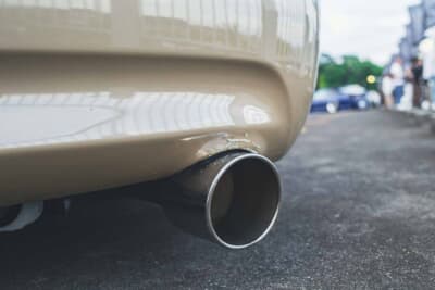 日産 V36スカイライン:出口の手前をカットして118φの太いニスモ製テールエンドを自身で溶接して製作したこだわりのワンオフマフラー