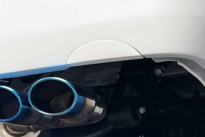 トヨタ ハイエース:マフラー交換時に気になる純正リアバンパーの切り欠きを自然に埋めて左右対称の美しいフォルムに仕上げる別売アイテム