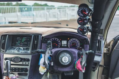 日産 V36スカイライン:カナダ仕様のINFINITI用メーターやスカッフプレートなど細部までUSアイテムを散りばめたこだわりの運転席