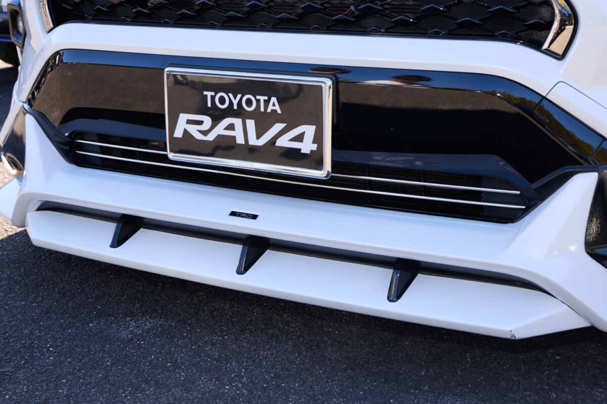 自作ラッピングでPHVツートーン化。TRDエアロを組むRAV4の実像 | AUTO